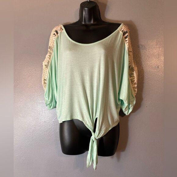 VENUS Tops - Venus green crochet batwing blouse